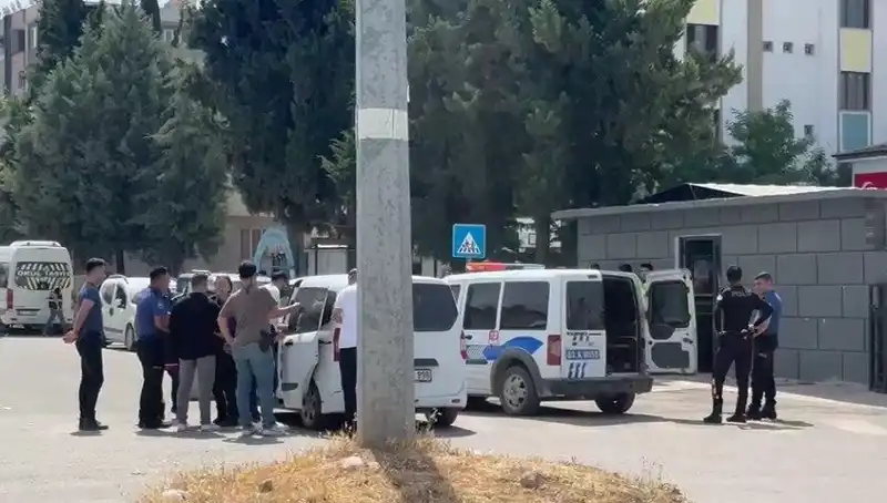Adliye Önünde Sıcak Saatler: İki Aile Arasında Kan Döküldü!