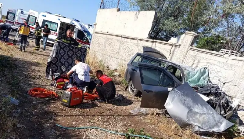 Lastiği Patlayan Araç İstinat Duvarına Çarptı: Şok Edici Kaza Sonrası 1 Ölü, 6 Yaralı