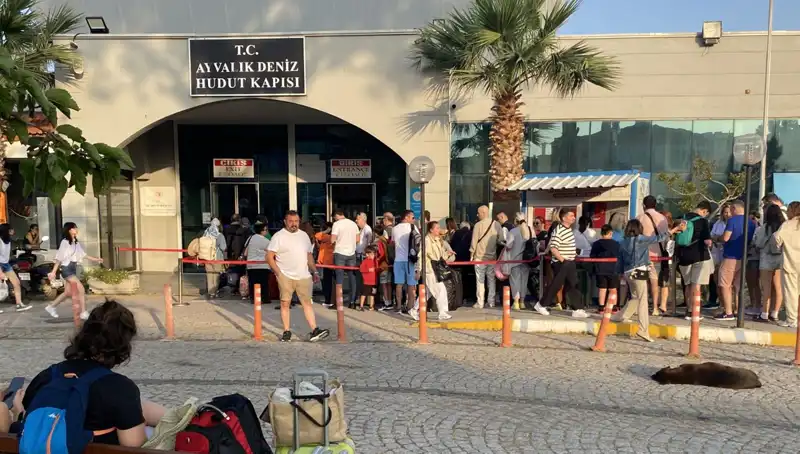 Bayramda Midilli Adası'na Yoğun İlgi: Tatilciler Adeta Akın Etti!