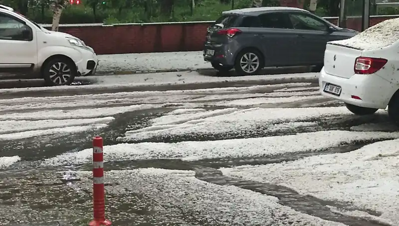 Ardahan’da Dolu Yağışı Şehri Beyaza Bürüdü: Doğa Manzarası Göz Kamaştırıyor