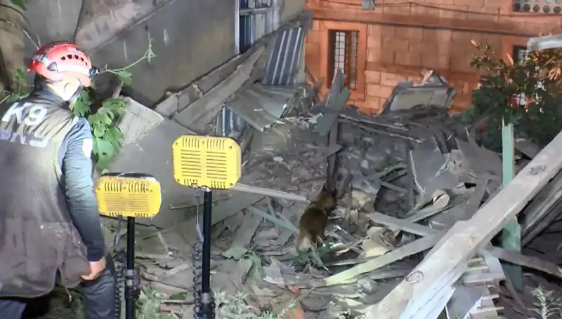 İstanbul'da Deprem Sonrası Eşsiz Bir Dramatik Çöküş: Bina Yıkıldı!