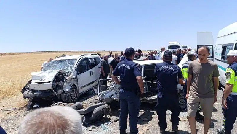 Otomobil ve Hafif Ticari Araç Çarpıştı: 4 Can Kaybı ve 1 Yaralı