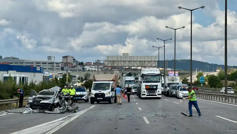 Otoyolda Feci Kaza: Üç Kişi Aracında Sıkıştı, Acil Ekipler Seferber Oldu