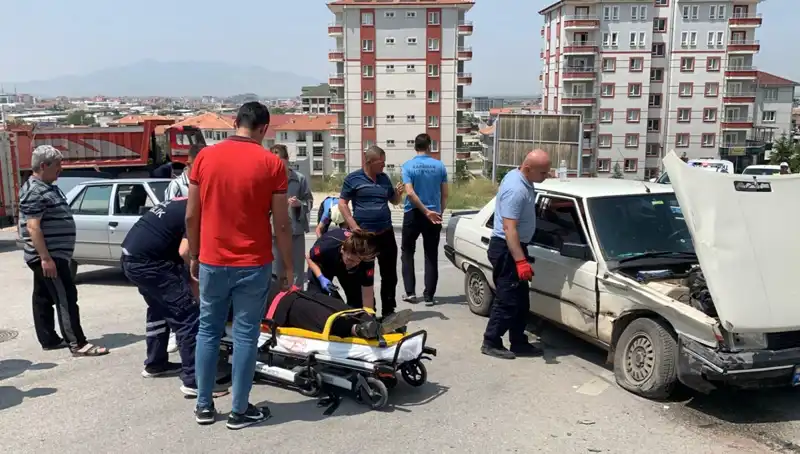 Kavşakta Meydana Gelen Kazada İki Kişi Yaralandı: Şok Edici Anlar