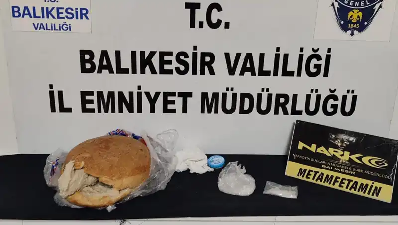 Uyuşturucu Kaçakçıları Ekmeğin İçine Gizlediği Malzemelerle Yakalandı