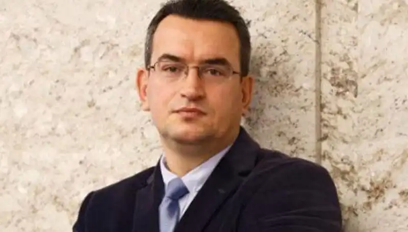 Metin Gürcan: DEVA Partisi'nin Kurucu Üyesi ve Siyasetçi Kimdir?