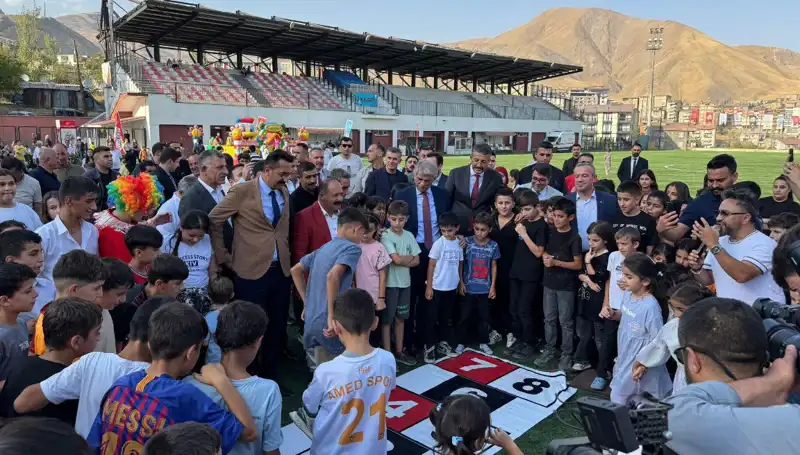 Hakkari’de Coşku Dolu Bir Anadolu Şenliği Başladı