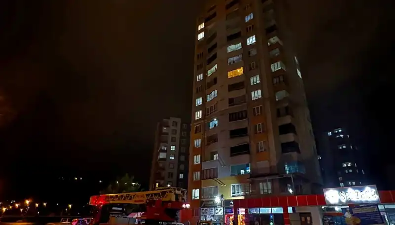 Apartmanın Çatısına Düşen Yıldırım, Büyük Korkuya Neden Oldu!