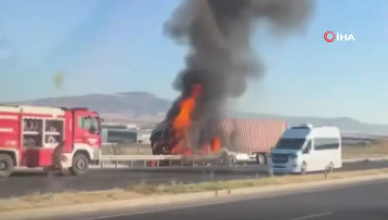 Ankara'da TIR Faciası: Alev Alev Yanan Araç Kazanın Seyrini Değiştirdi