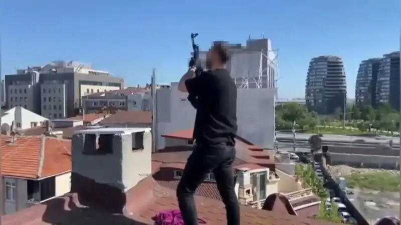 İstanbul'da Gerilim Dolu Operasyon: Çatıda Bacadan AK-47 Ele Geçirildi