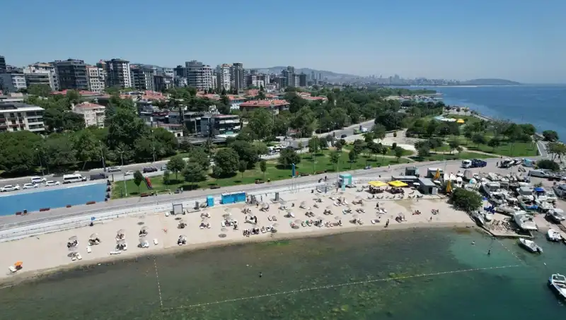 İstanbul'un Sıcak Yaz Günü: Caddebostan'da Deniz Keyfi