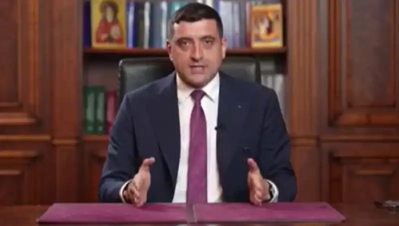 Romanya'da Aşırı Sağcı Aday Seçimlerde Şaşırtan İlk Tur Başarısı Elde Etti