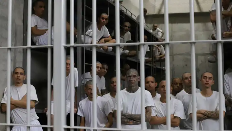 El Salvador'un "Cehennemdeki" Göçmenleri: ABD'nin Sorunları ve Sorumlulukları