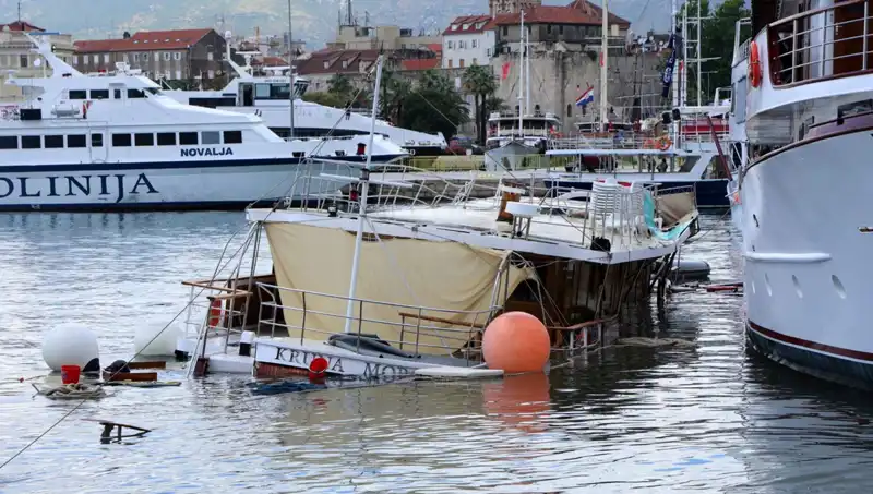 Hırvatistan'da Şiddetli Yağış ve Fırtına: Feribot Kazasında Gemi Battı