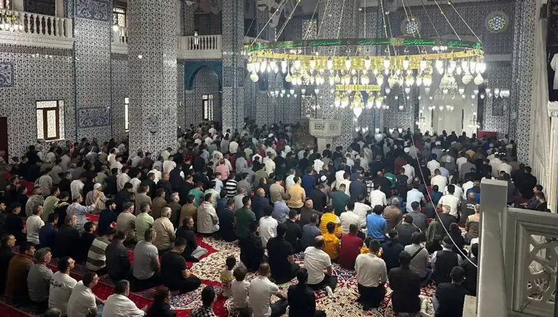 İlk Bayram Namazı Iğdır'da Coşkuyla Kılındı, Katılım Yoğun Oldu!