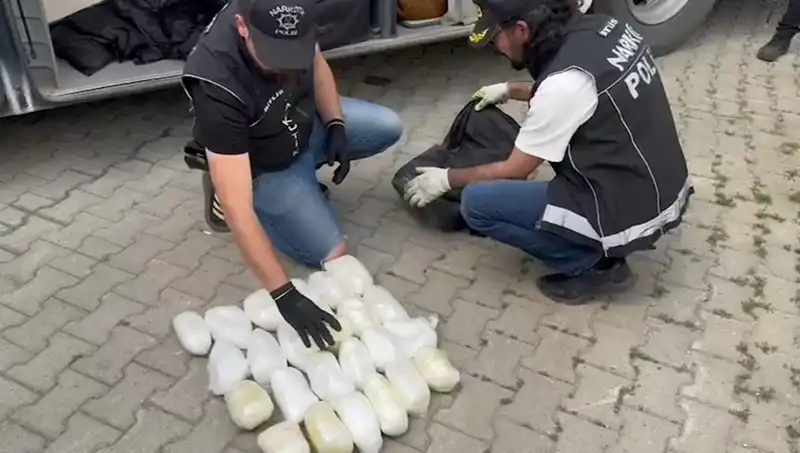Yolcunun Valizinde Ne Var? 13 Kilo Metamfetamin Baskın Gerekti