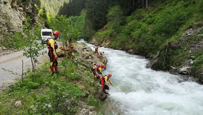 Trabzon'da Dereye Düşen Çocuğun Arama Kurtarma Çalışmaları Devam Ediyor