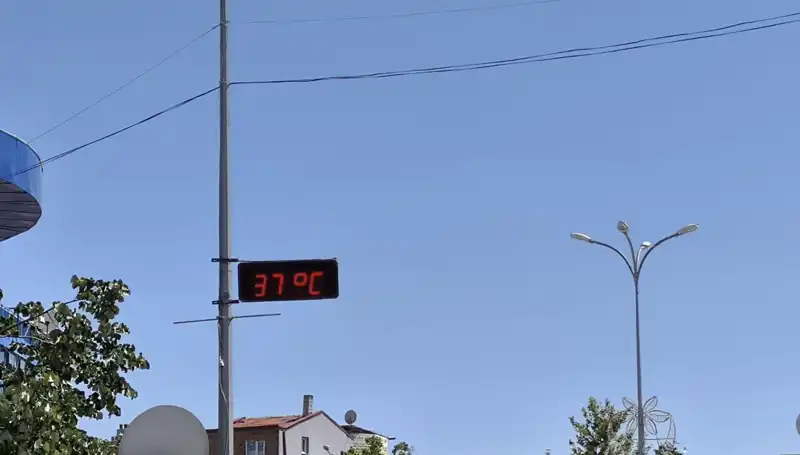 Sıcakların Rekor Kırdığı İlçede Termometreler 38 Dereceyi Geçti!