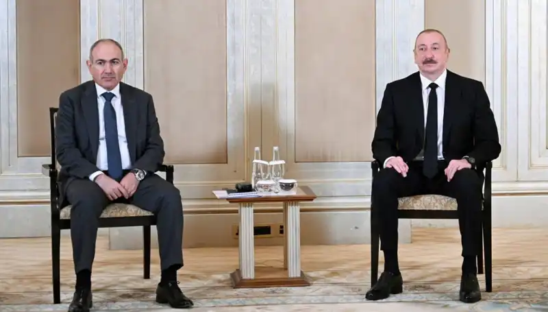 Aliyev ve Paşinyan, Abu Dabi’de Barış Görüşmeleri İçin Bir Araya Geldi