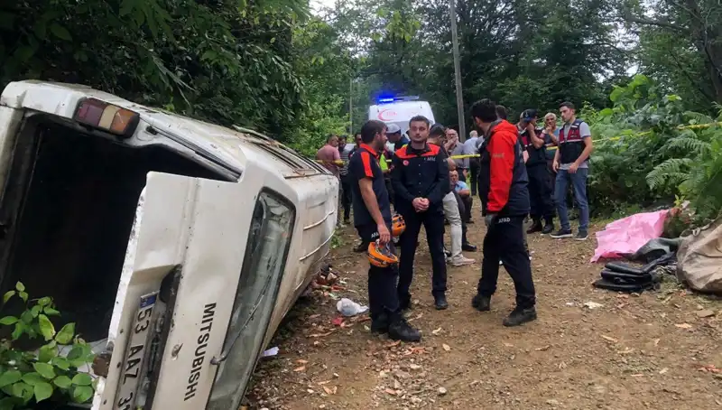 Rize Dağlarında Bir Facia: Minibüs Yamaçtan Yuvarlandı, İki Can Gitti