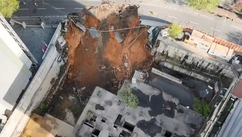 Sarıyer'de Korkutan Göçük: Cadde Trafiğe Kapatıldı, Neler Oluyor?
