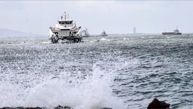 İzmir'de Fırtına Nedeniylese Vapur Seferleri İptal Edildi
