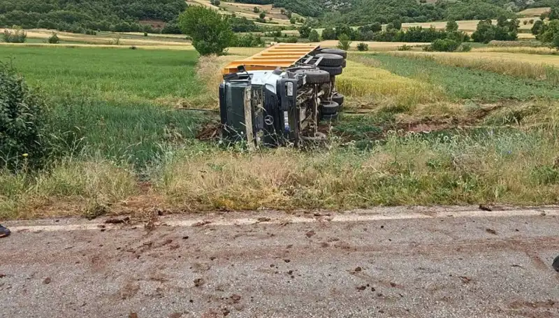 Tokat’ta Devrilen Kamyon Faciasında Şoför Hayatını Kaybetti: Kaza Anı ve Sonrası