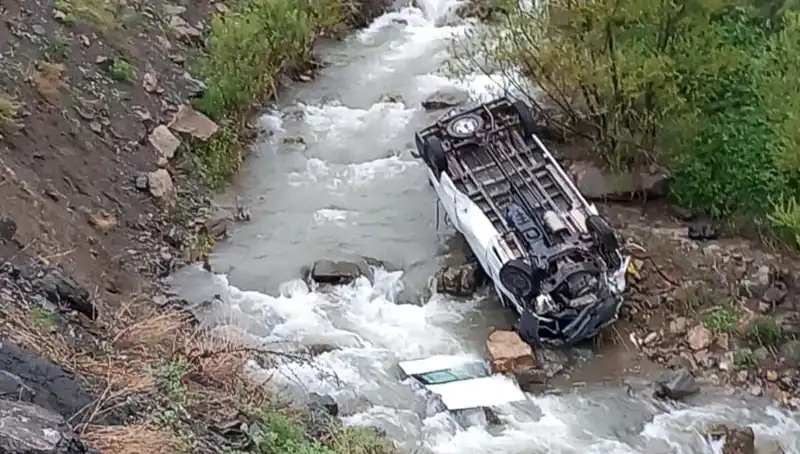 Hakkari'de Minibüs Devrildi: Dere Kenarında Can Pazarı yaşandı