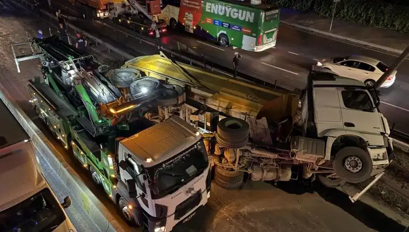 Moloz Yüklü Hafriyat Kamyonu Devrildi: Olay Yeri Detayları ve Sonuçları