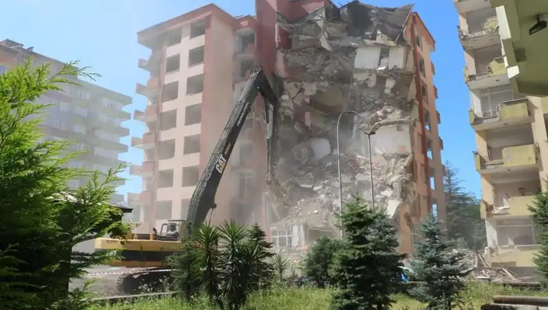 İnsanlık Tarihinin En Büyük Depremi Değil, Dalgalar Gözler Önünde Yıkıma Sebep Oldu