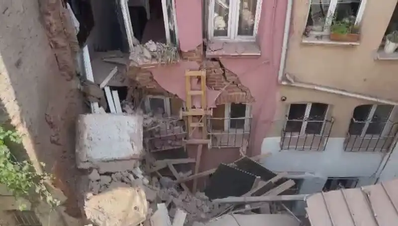 İstanbul'da Üç Katlı Bina Balkonu Çöktü: Neyin Sebebi Olabilir?