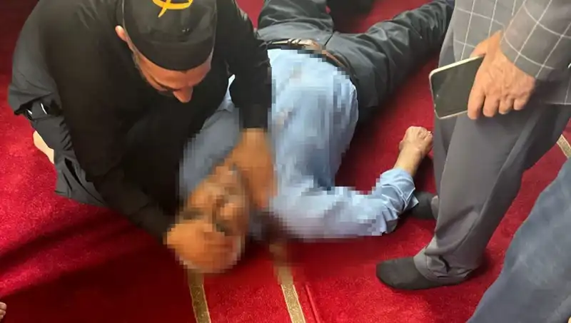 Camide İleri Düzey Terör: Namaz Sırasında Bıçaklı Saldırı Şoku