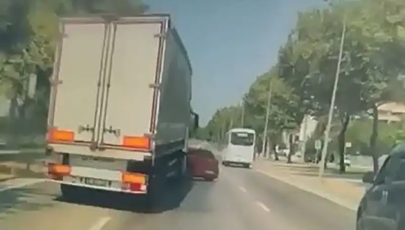 Bursa'da Kör Nokta Kazasında Feci Kaza: Sürücüler ve Yayalar Tehlikede!