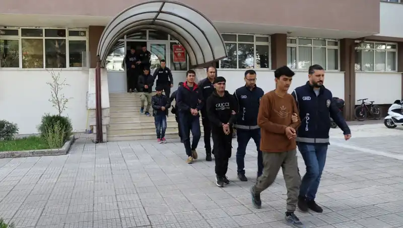 Türkiye'de İki İlde Düzensiz Göçmen Operasyonu: 21 Kişi Yakalandı