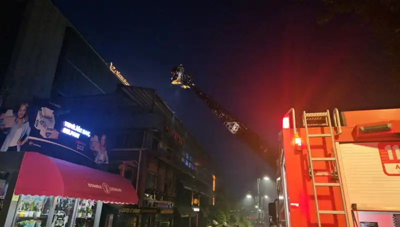 Beşiktaş'ta 3 Katlı Restoranda Yangın! Ekipler Müdahale İçin Seferber Oldu