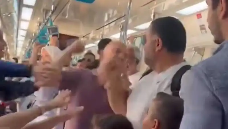 Marmaray'da Yüzlerce Yolcuyu Şaşkına Çeviren Yumruklu Kavga!